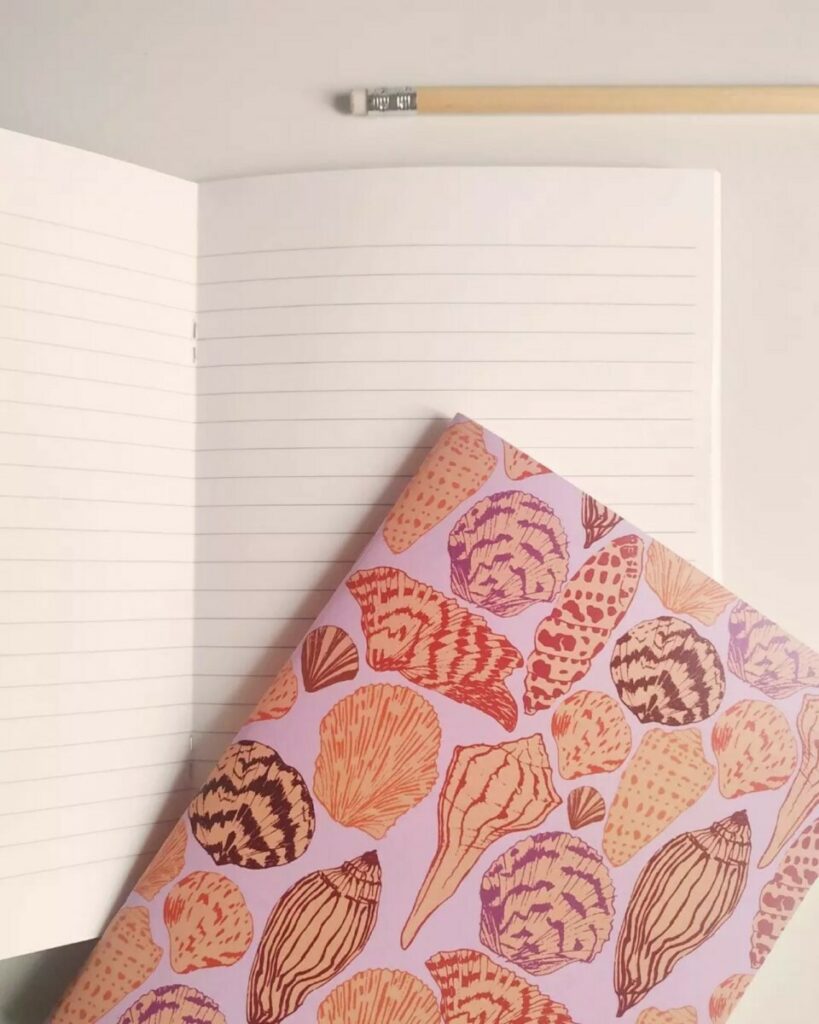 Carnets de notes lignés noir avec couverture a motifs – Olin ultimate white 300g – reliure avec 2 piqures métal – coins droits