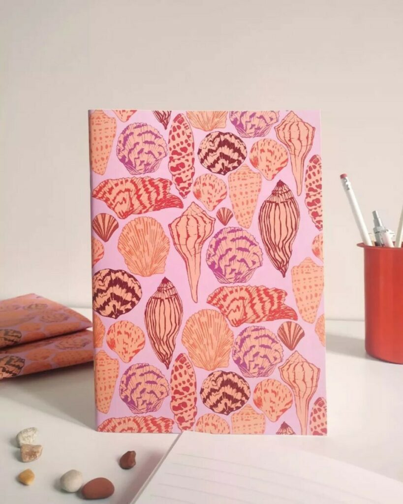 Carnets de notes lignés noir avec couverture a motifs – Olin ultimate white 300g – reliure avec 2 piqures métal – coins droits