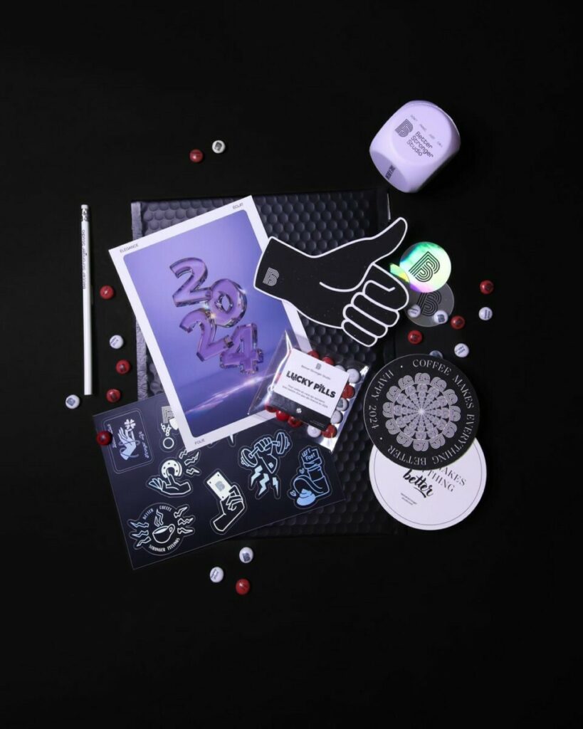 Layflat papeterie cartes de voeux pour agence de branding – Stickers holographique – pochettes bulles – sous-bock – carte de voeux