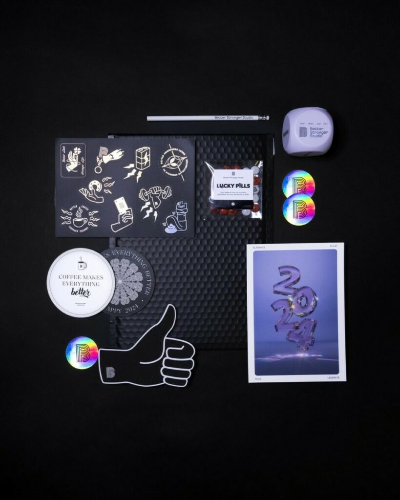 Layflat papeterie cartes de voeux pour agence de branding – Stickers holographique – pochettes bulles – sous-bock – carte de voeux