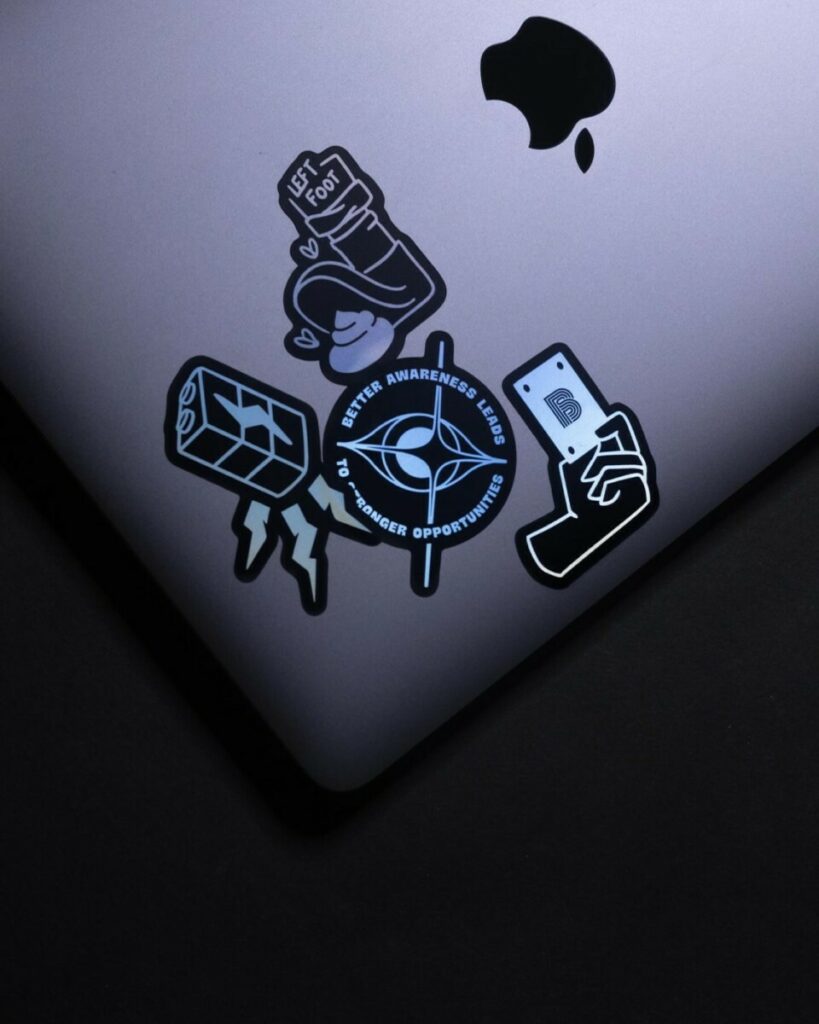 Stickers holographiques pour agence avec découpe à la forme – Dorure holographique sur fond noir