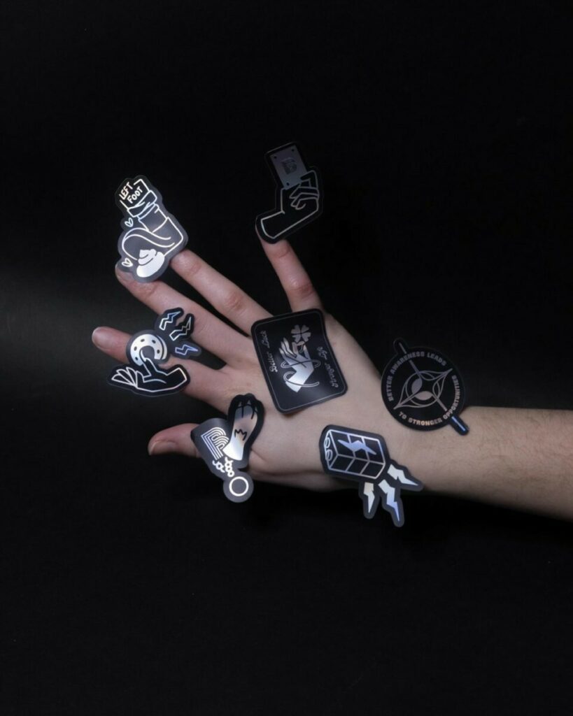 Stickers holographiques pour agence avec découpe à la forme – Dorure holographique sur fond noir