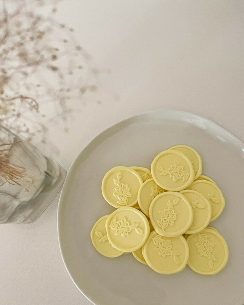 Cachets de cire ronds sur mesure jaune pastel avec double face