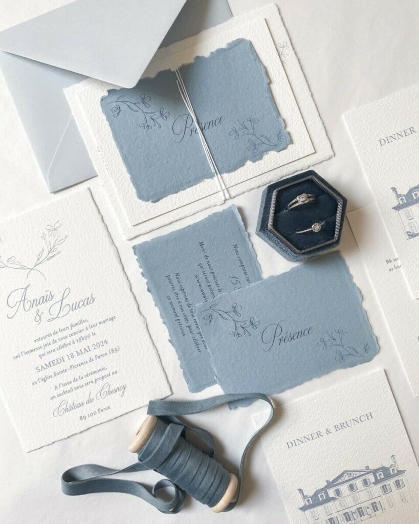 Faire-part de mariage Château chic thème bleu gris – Papier coton fait main avec bords frangés – Arches expression texture 400g – assemblage élégant avec fil blanc