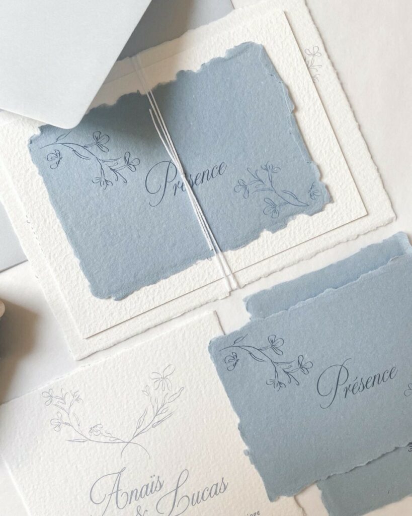 Faire-part de mariage Château chic thème bleu gris – Papier coton fait main avec bords frangés – Arches expression texture 400g – assemblage élégant avec fil blanc