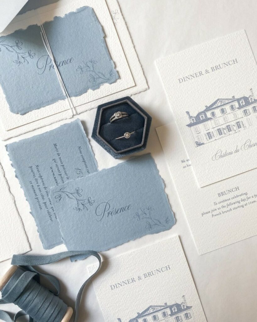 Faire-part de mariage Château chic thème bleu gris – Papier coton fait main avec bords frangés – Arches expression texture 400g – assemblage élégant avec fil blanc