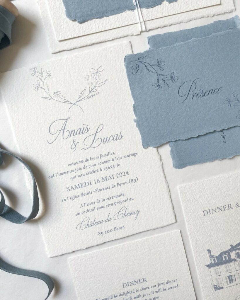 Faire-part de mariage Château chic thème bleu gris – Papier coton fait main avec bords frangés – Arches expression texture 400g – assemblage élégant avec fil blanc