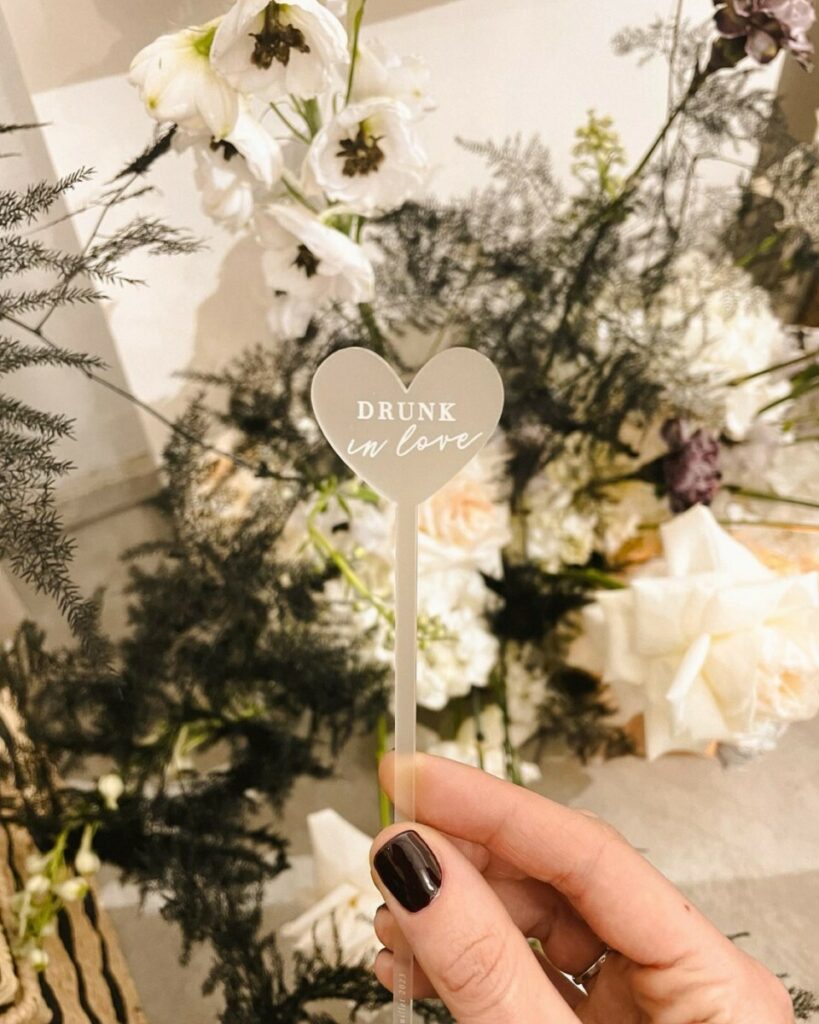 Mélangeur cocktail Mariage sur mesure en plexi givré et découpe en forme de coeur – plexi 3mm