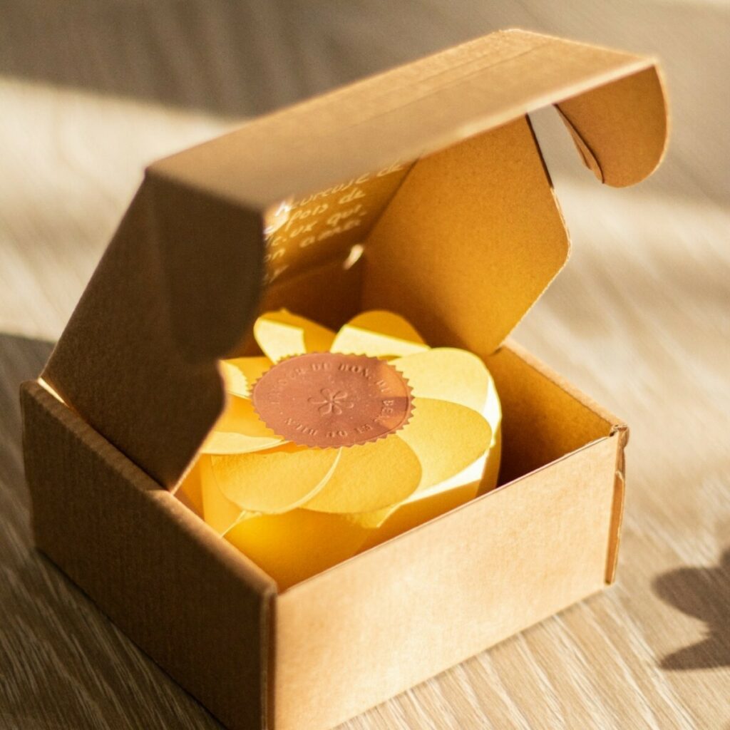 Carte voeux emballage origami fleurs – découpe et rainage laser – Gmund Colors Matt 31