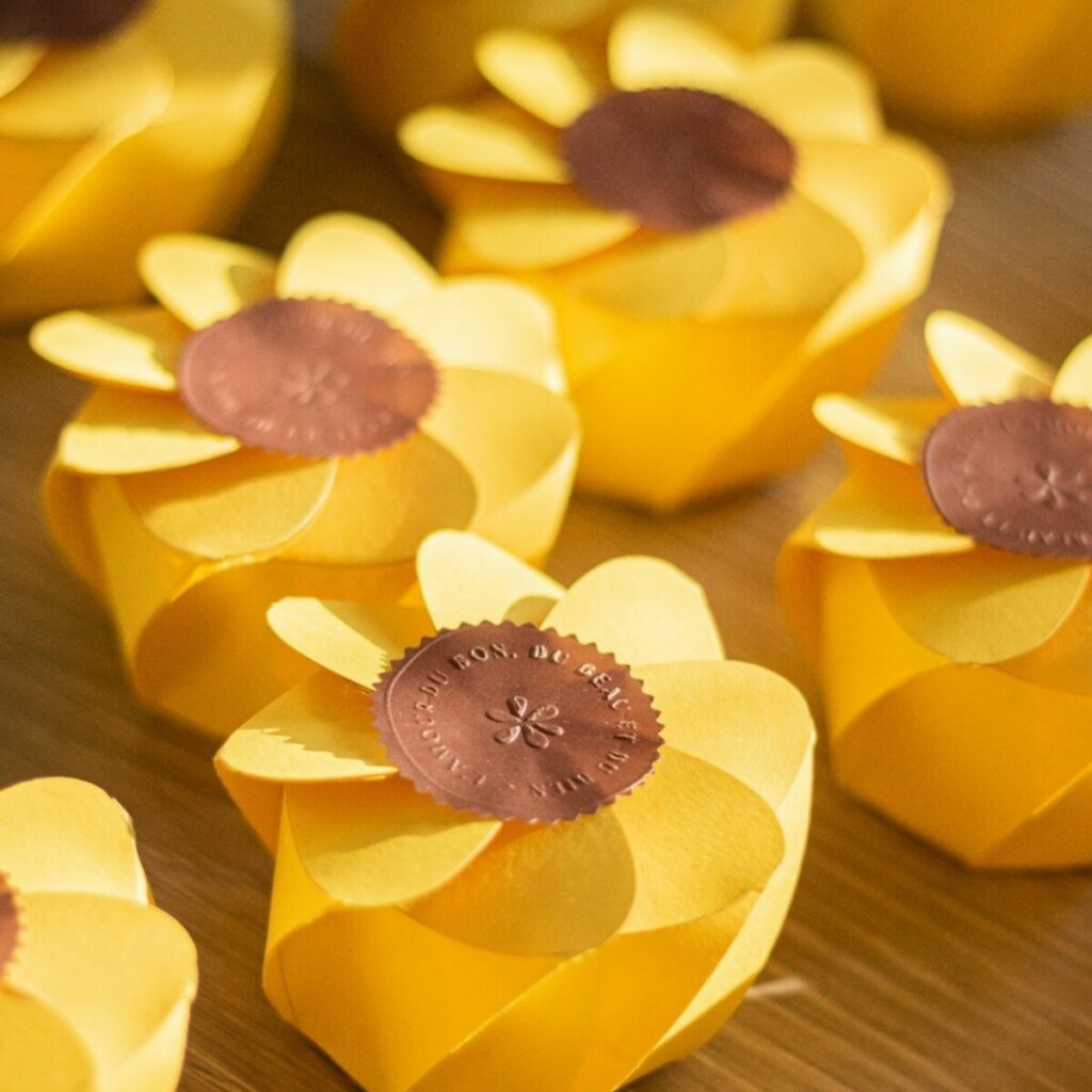 Carte voeux emballage origami fleurs – découpe et rainage laser – Gmund Colors Matt 31