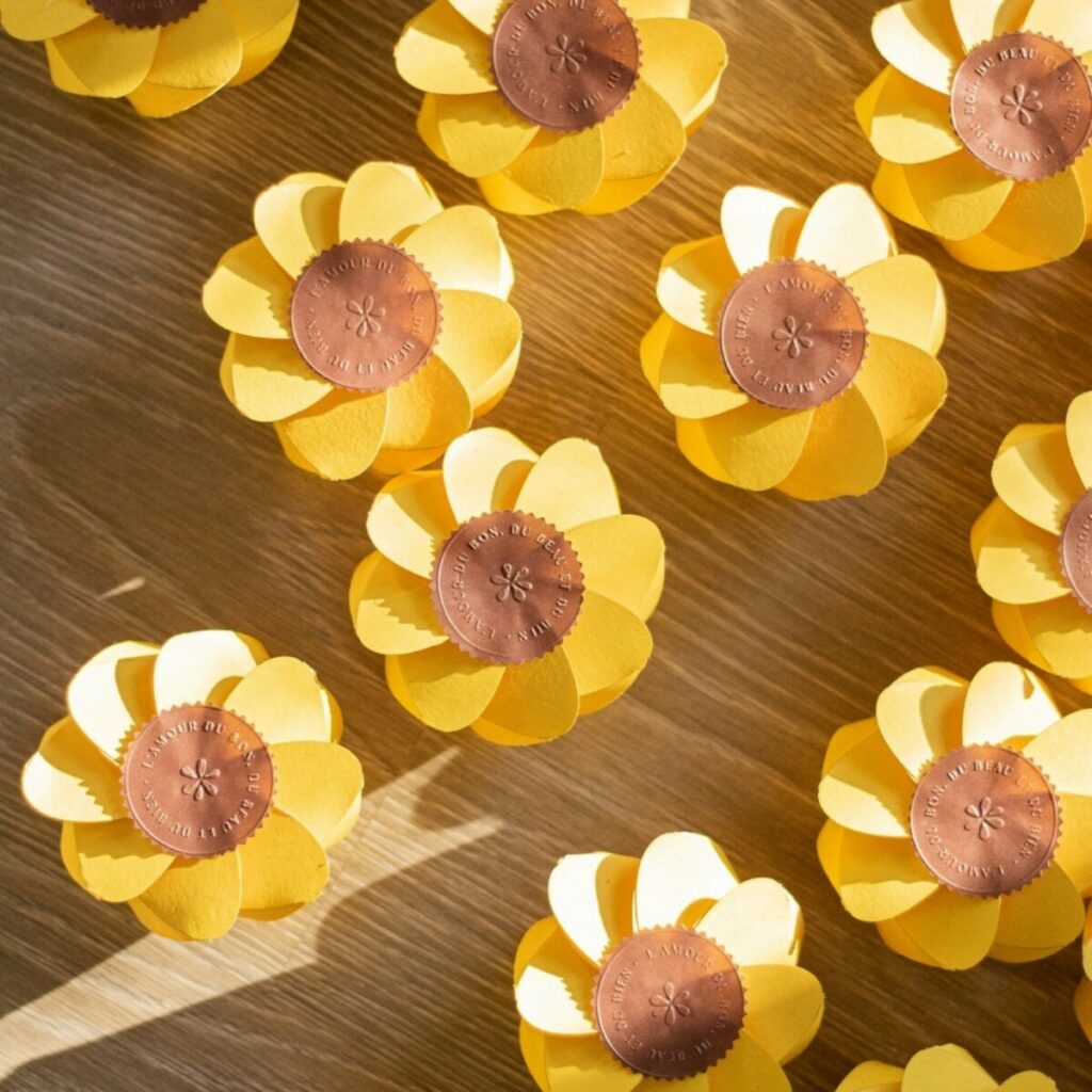 Carte voeux emballage origami fleurs – découpe et rainage laser – Gmund Colors Matt 31