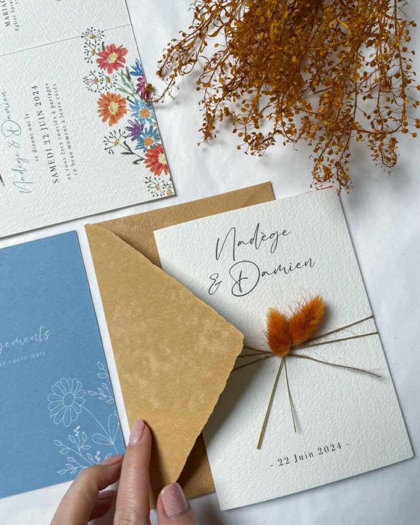 Faire-part de mariage avec fleurs séchés queue de lapin – Papier coton texturé Arches 400g – Colorplan New Blue 350g impression blanche numérique – Enveloppe kraft patte pointue