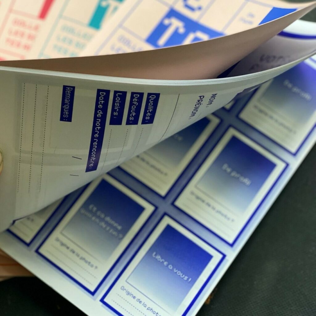 Album stickers à collectionner Trombini des amis – Couché mat 90gr – impression Pantone bleu reflex