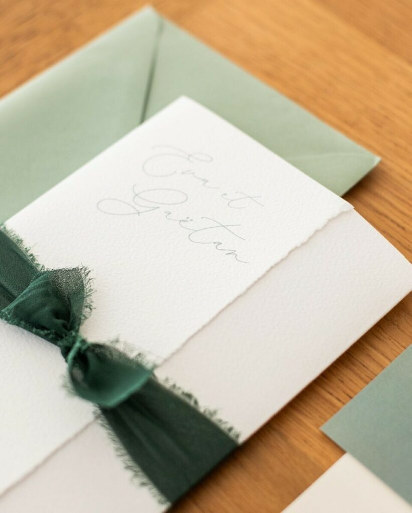 Faire-part de mariage vert sauge sur papier d’art coton – Arches texturé – Ruban mousseline effiloché vert – old mill premium white 300g