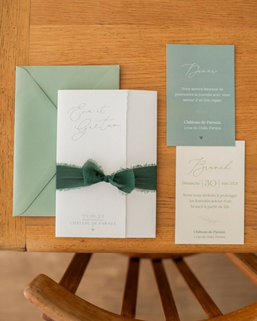 Faire-part de mariage vert sauge sur papier d’art coton – Arches texturé – Ruban mousseline effiloché vert – old mill premium white 300g