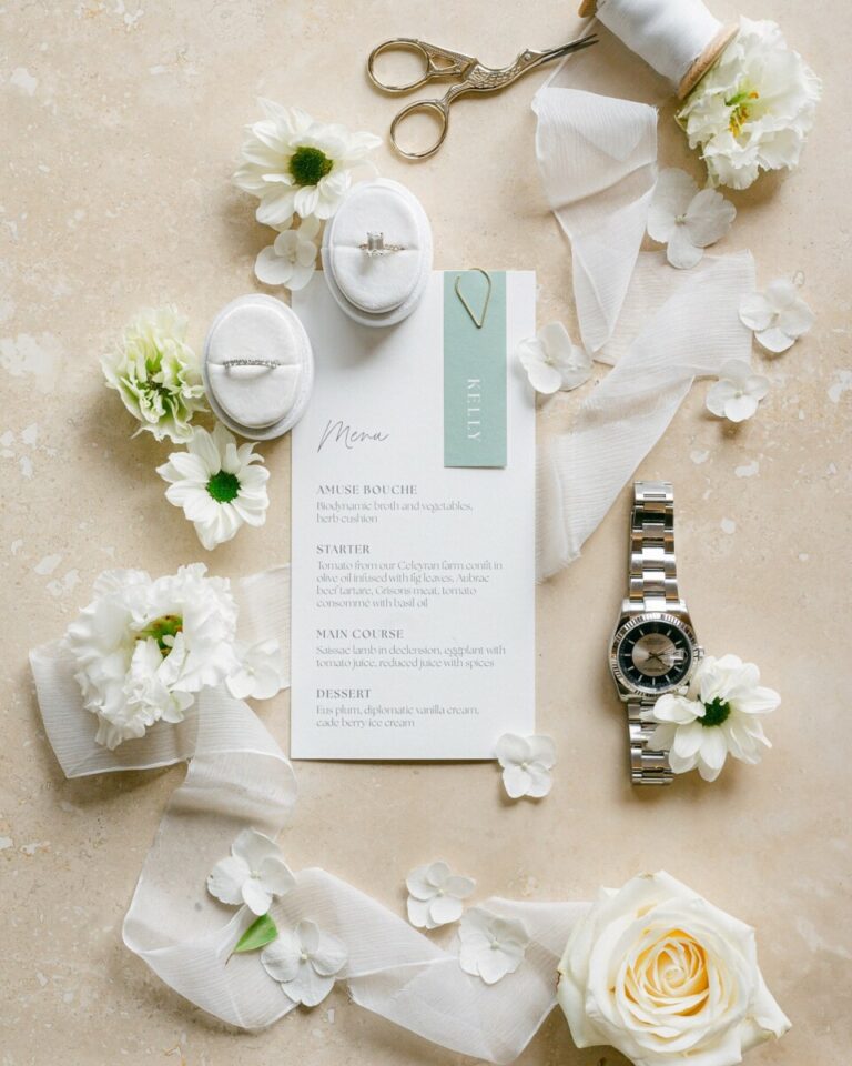 Menu de mariage avec marque place et trombone argenté