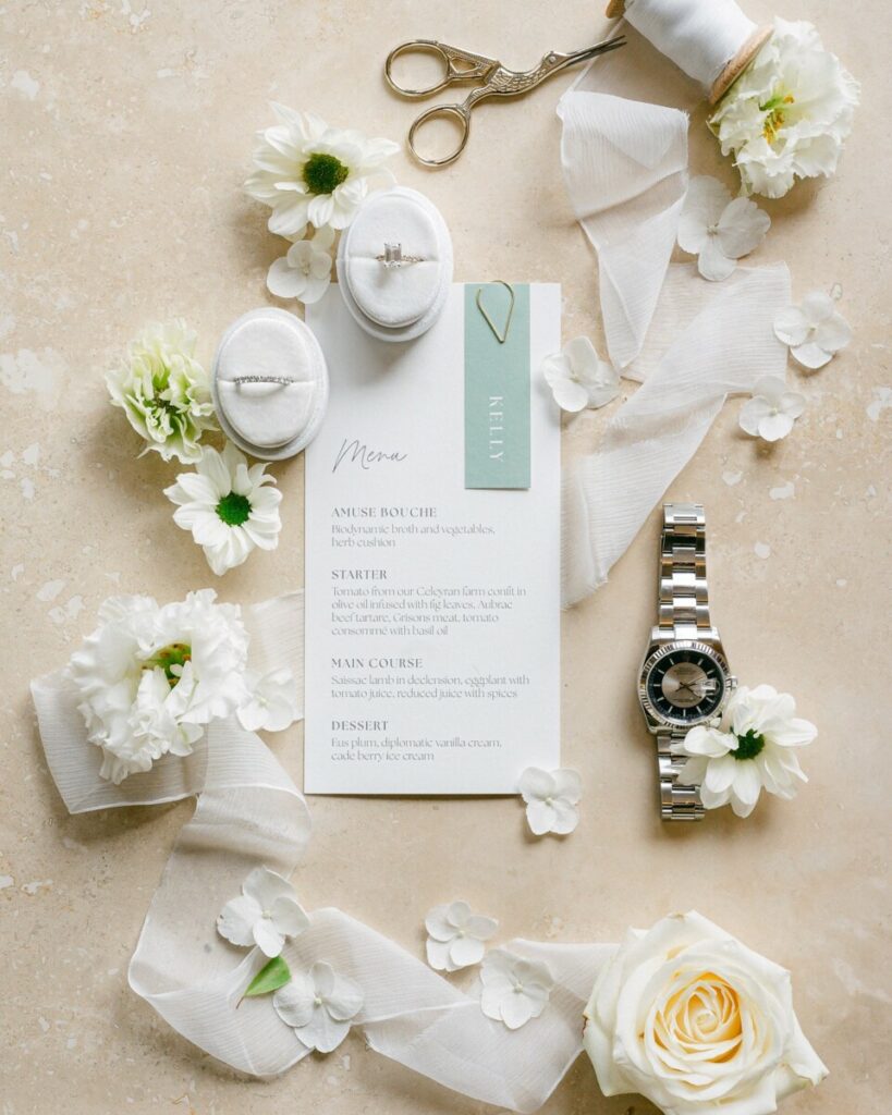 Menu de mariage avec marque place et trombone argenté