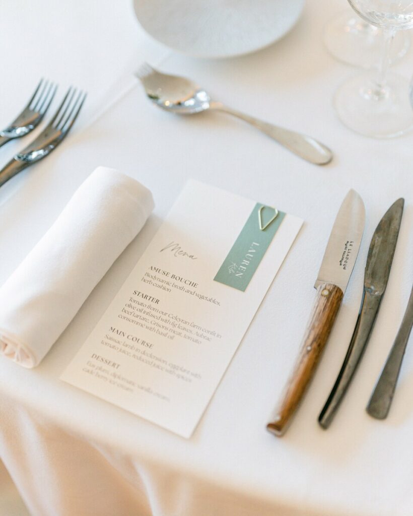 Menu de mariage avec marque place et trombone argenté