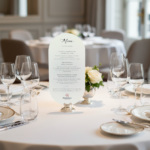 Menu pour réception corporate avec découpe sur mesure ovale et papier de création