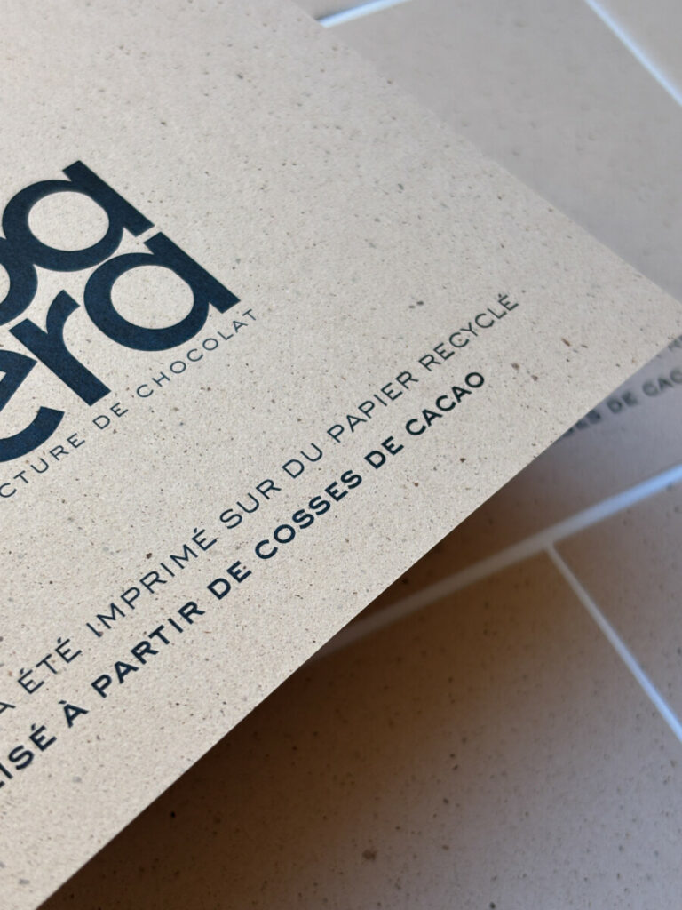 Carte colis pour un chocolatier, Papier recyclé à base de coques de cacao