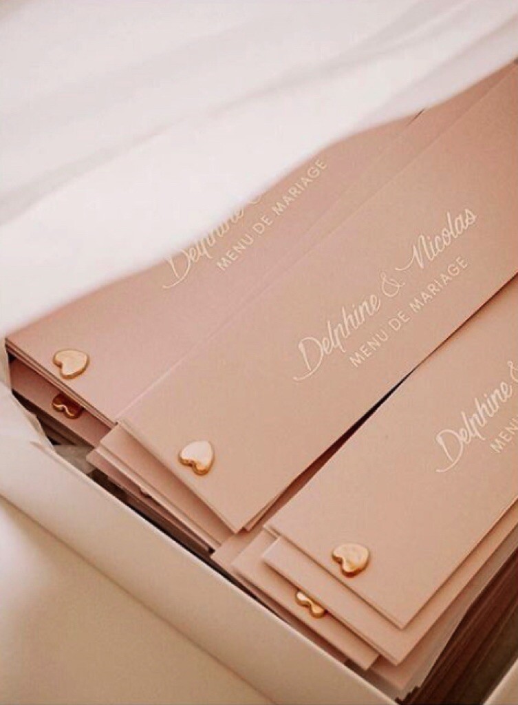 Menu de mariage nuancier Dorure numérique Or brillant – Pelliculage soft-touch – Attache parisienne coeur doré