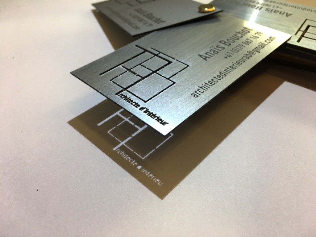 Nuancier de Cartes de Visites Bois et Metal – Impression Noir, Découpe et Gravure laser