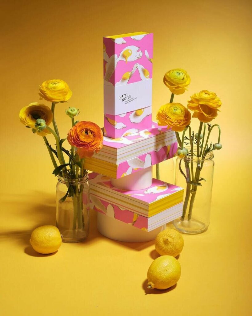 Bloc note XL avec colle pigmentaire, impression pantone fluo jaune et rose, couverture enveloppante, papier upcyclé