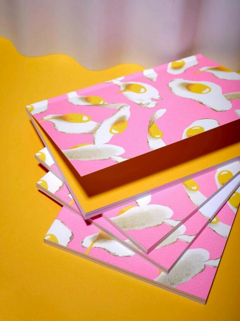 Bloc note XL avec colle pigmentaire, impression pantone fluo jaune et rose, couverture enveloppante, papier upcyclé