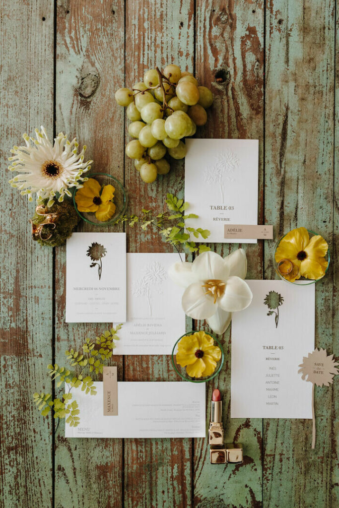 Papeterie de mariage avec embossage 3D et découpe laser floral sur papier texturé
