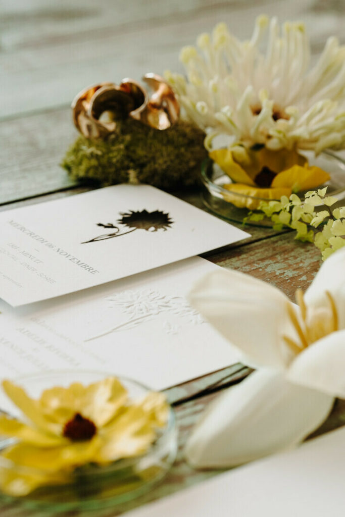 Papeterie de mariage avec embossage 3D et découpe laser floral sur papier texturé