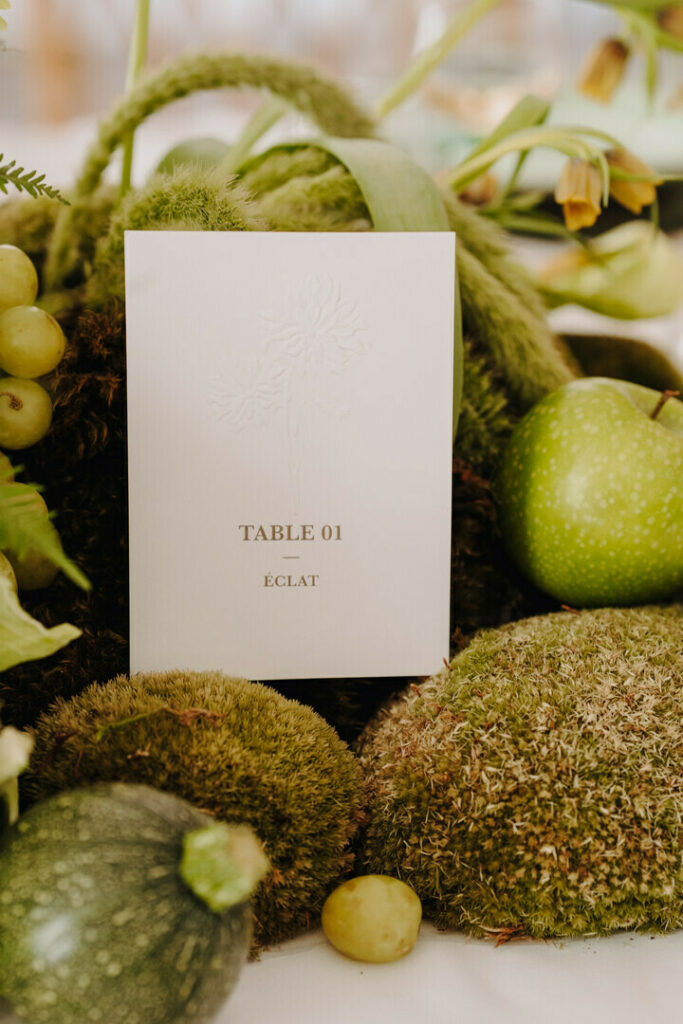 Papeterie de mariage avec embossage 3D et découpe laser floral sur papier texturé