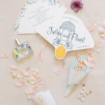 Eventail pour programme cérémonie avec pompom rose poudré