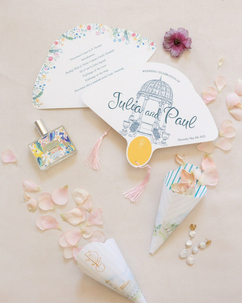 Eventail pour programme cérémonie avec pompom rose poudré