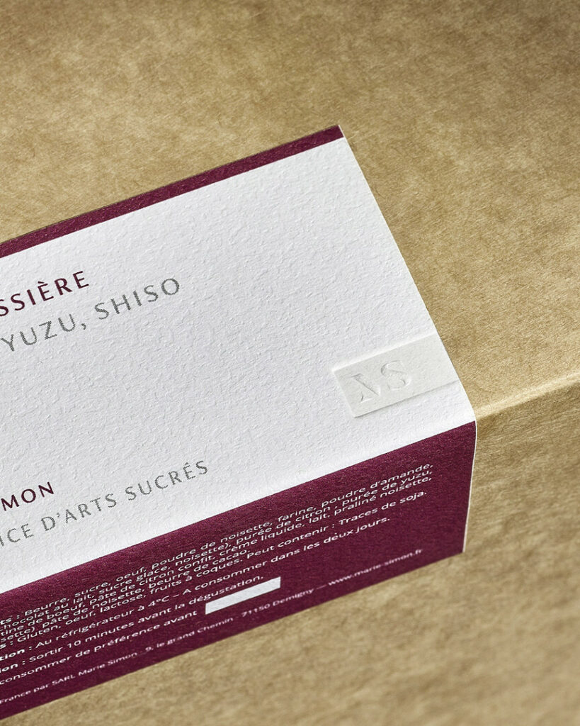 Etiquettes sur mesure pour packaging de créatrice de patisserie avec debossage pur et papier texturé