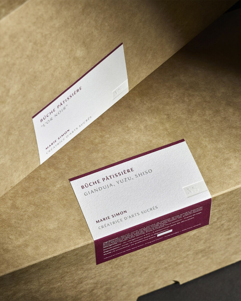 Etiquettes sur mesure pour packaging de créatrice de patisserie avec debossage pur et papier texturé