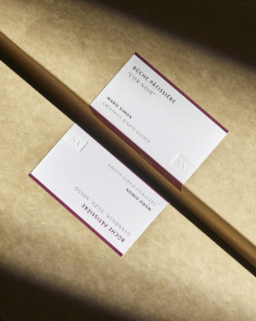 Etiquettes sur mesure pour packaging de créatrice de patisserie avec debossage pur et papier texturé
