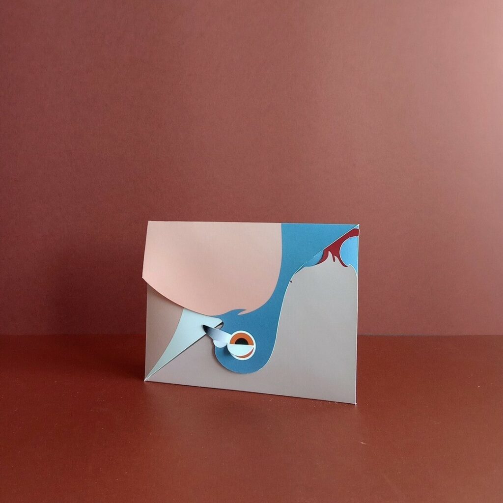 Cartes postales pochettes en découpées en forme de pigeon